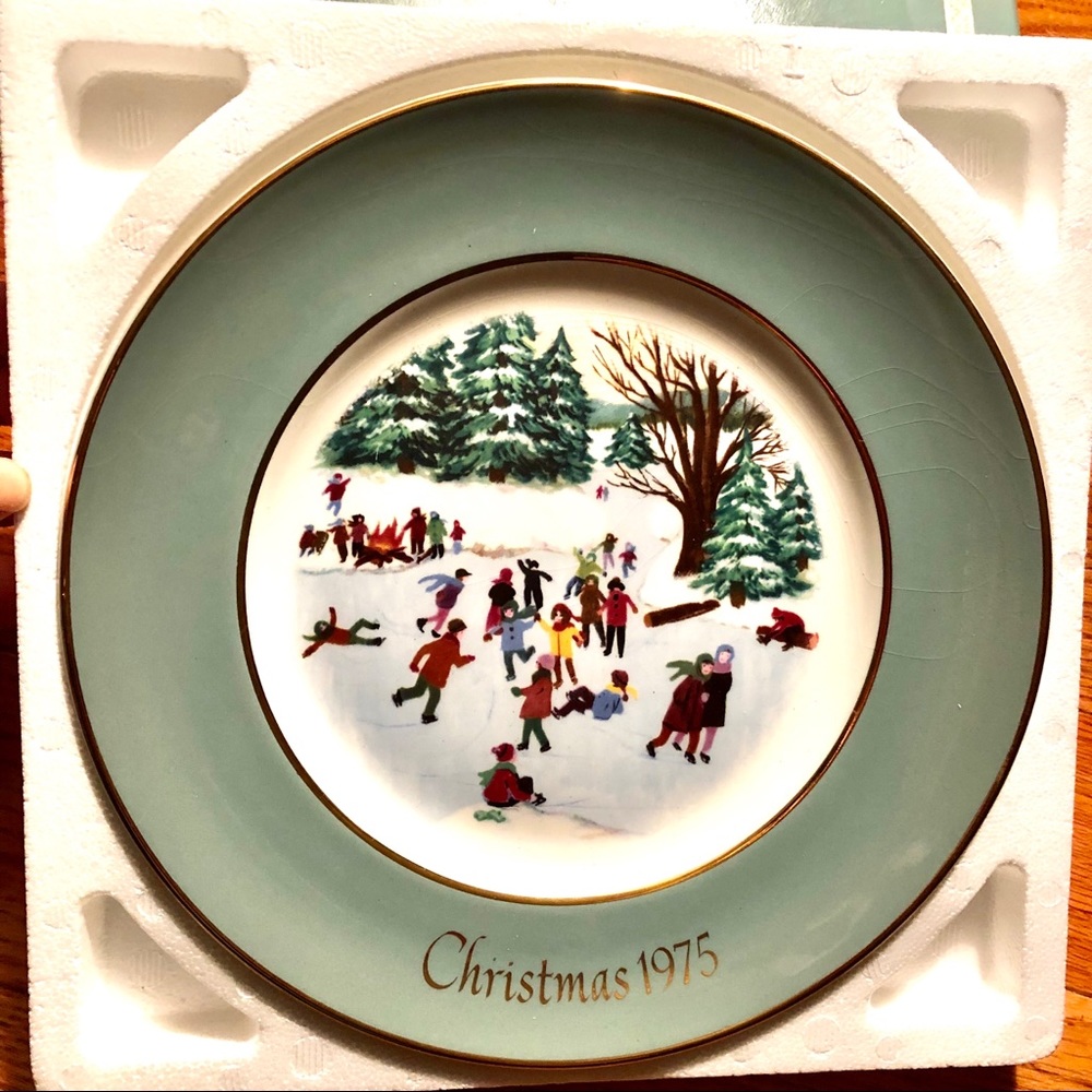Avon Vintage 1975 Wedgwood Christmas Plate